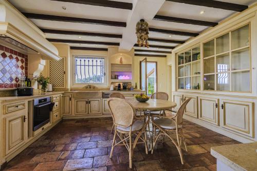 Photo de la galerie de l'établissement Villa l'Oasis - Superbe villa avec vue imprenable sur la mer et le Cap d'Antibes, à Tourrettes-sur-Loup