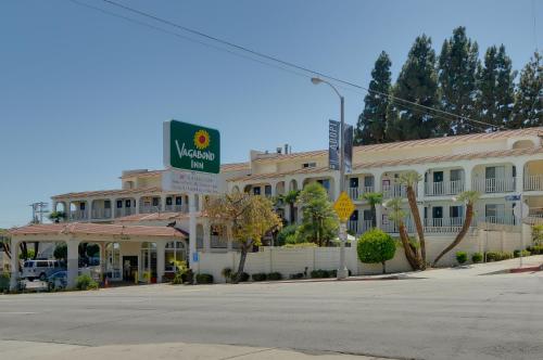 an empty street in front of a hotel at Vagabond Inn San Pedro in San Pedro