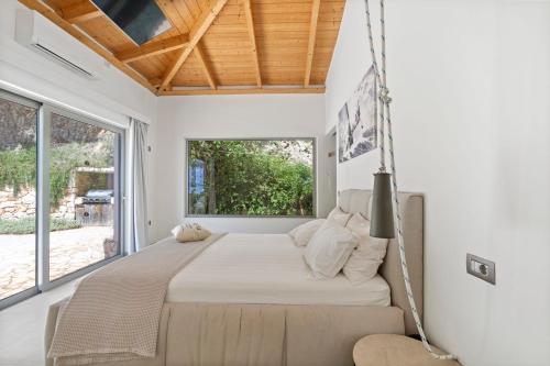 Ένα ή περισσότερα κρεβάτια σε δωμάτιο στο Villa Trianda a true gem just 27 steps from the beach!