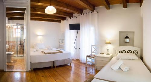 Postel nebo postele na pokoji v ubytování Ontas Traditional Hotel