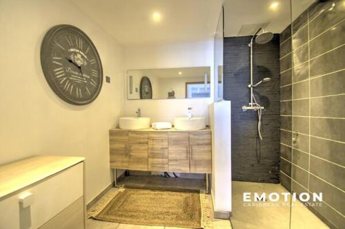Ένα μπάνιο στο Cozy 2 bedrooms with sea view in Marigot