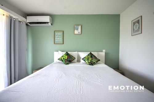 Ένα ή περισσότερα κρεβάτια σε δωμάτιο στο Cozy 2 bedrooms with sea view in Marigot