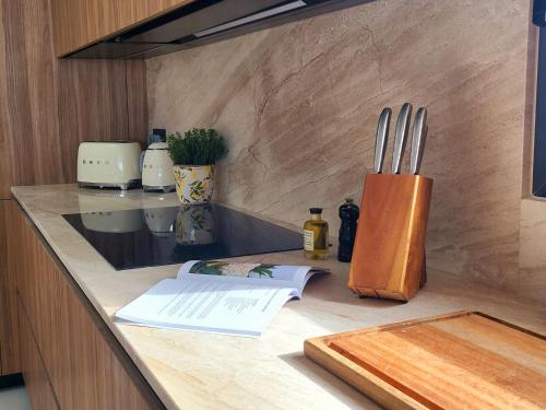 Photo de la galerie de l'établissement Villa Ile Verte in La Ciotat a contemporary gem facing the Mediterranean, à La Ciotat