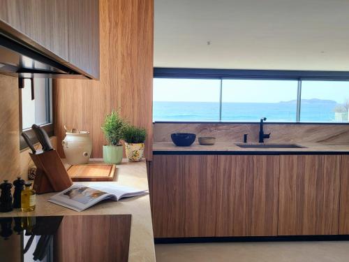 Photo de la galerie de l'établissement Villa Ile Verte in La Ciotat a contemporary gem facing the Mediterranean, à La Ciotat