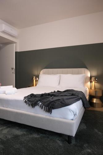 ティラーノにあるPrestige Suite Room - Just 30 Seconds Walk to Bernina Expressのベッドルーム1室(白いベッド1台、黒い毛布付)