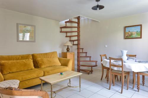 un salon avec un canapé jaune et une table dans l'établissement Daoud, charmante maison de ville avec jardin et place stationnement, à Rouen