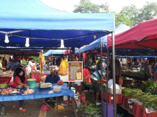 a market with people sitting at tables in front at Casa Hotel near KLIA 1 in Sepang