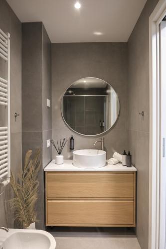 ティラーノにあるPrestige Suite Room - Just 30 Seconds Walk to Bernina Expressの洗面台と鏡のあるバスルーム