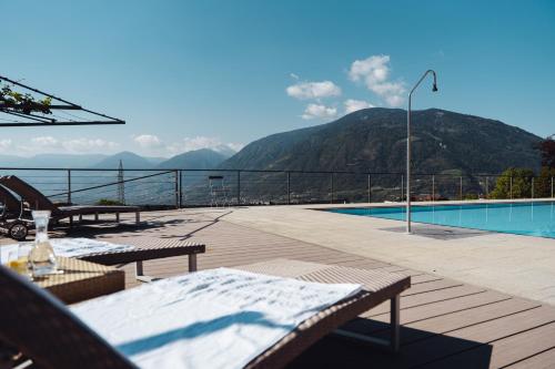 a swimming pool with a view of a mountain at Appartement-Hotel Beatenhof in Tirolo