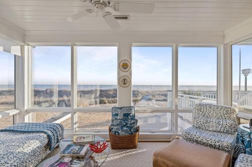 een woonkamer met uitzicht op de oceaan bij Taylor Cottage home in Atlantic Beach