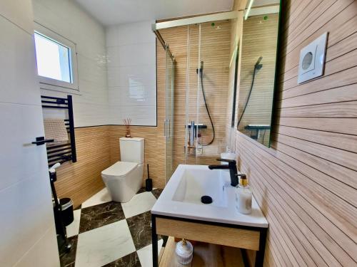 ein Badezimmer mit Waschbecken und Toilette in der Unterkunft ALGAIDA BEACHFRONT CALAHONDA MIJAS near MARBELLA in Mijas Costa