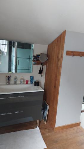 une cuisine avec un évier et un plan de travail dans l'établissement Maison de ville, à La Celle-sous-Gouzon