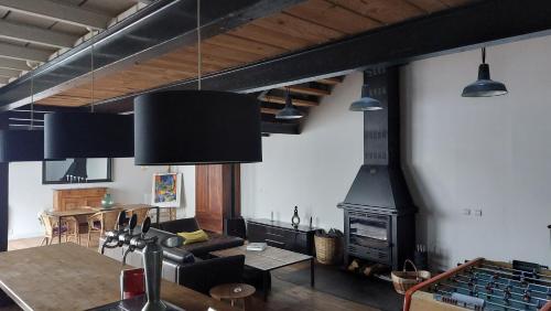 un salon avec un canapé et une cheminée dans l'établissement Maison de ville, à La Celle-sous-Gouzon