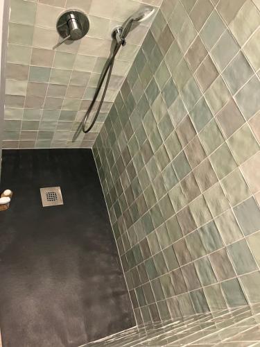 Bilik mandi di La Bonbonnière en bois, Maison passive, Draps inclus, Parking sur rue facile & gratuit