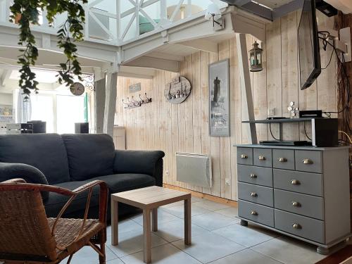 un salon avec un canapé et une table dans l'établissement Maison de pays coeur de village, à Sainte-Marie de Ré