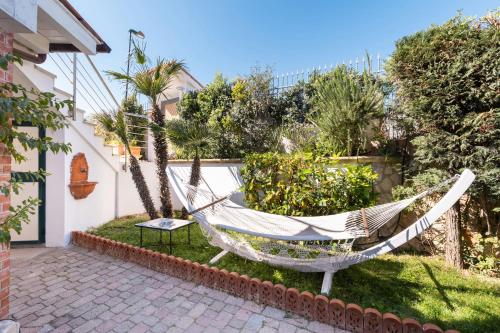 a hammock in the garden of a house at A Casa di Anna by BarbarHouse in Vieste