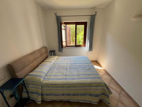オルビアにあるCasa di Stefanoの窓付きの白い部屋のベッド1台