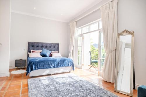 Ένα ή περισσότερα κρεβάτια σε δωμάτιο στο Elegant Lakeview Villa in the heart of Franschhoek