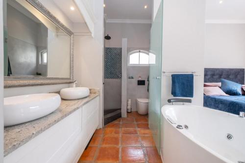 Ένα μπάνιο στο Elegant Lakeview Villa in the heart of Franschhoek