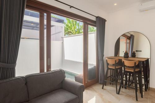 Posezení v ubytování Chic & Modern 2BR New Pool Villa - Villa Arraya