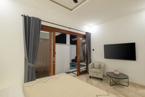 TV a/nebo společenská místnost v ubytování Chic & Modern 2BR New Pool Villa - Villa Arraya