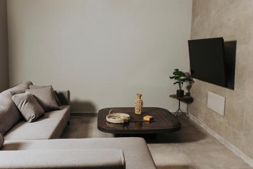 una sala de estar con un sofá y una mesa en Relax Villa, en Marmari