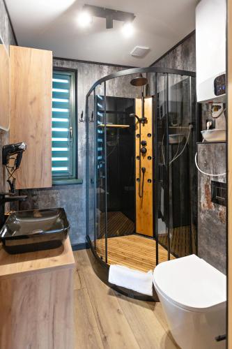 a bathroom with a shower and a sink at OSTOJA Ciernie in Ciernie