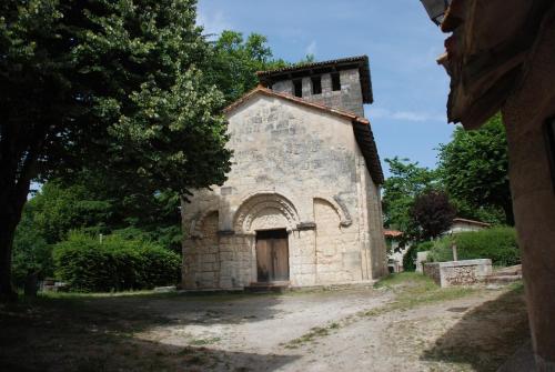 Maison typique à coté d'une église du XIIeme