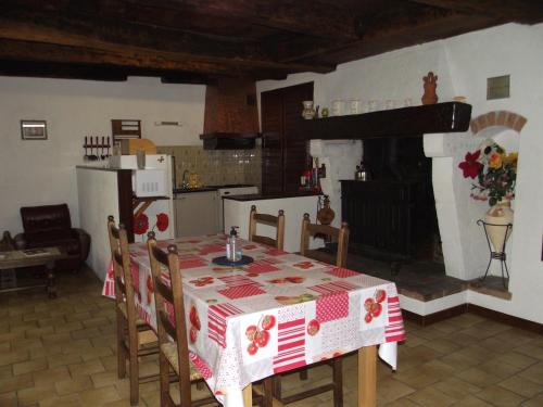 une salle à manger avec une table et une cuisine dans l'établissement Maison typique à coté d'une église du XIIeme, à Ribérac