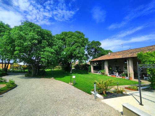 dom z podjazdem prowadzącym do podwórza w obiekcie Garda Relais Antica Romelia w mieście Montichiari