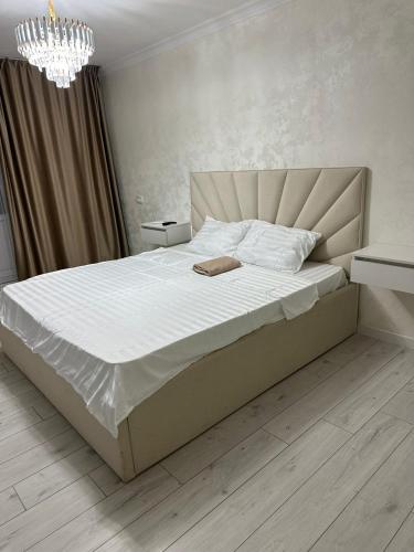 Ένα ή περισσότερα κρεβάτια σε δωμάτιο στο Уютные апартаменты на площади Аль-Фараби-SHYMKENT PLAZA