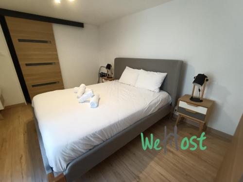 une chambre avec un lit avec deux ours en peluche dessus dans l'établissement Historic comfortable one bedroom apartment in center, à La Rochelle