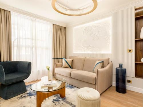 un salon avec un canapé et une chaise dans l'établissement Merveil - Luxury Suite - Marais - Lenoir III, à Paris