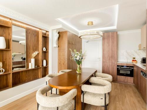 une salle à manger avec une table et des chaises en bois dans l'établissement Merveil - Luxury Suite - Marais - Lenoir III, à Paris