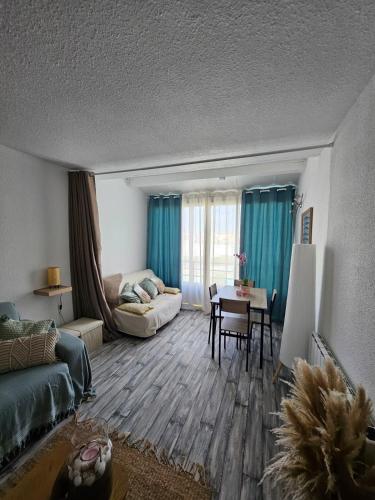 un salon avec un canapé et une table dans l'établissement La dolce vita, au Cap d'Agde