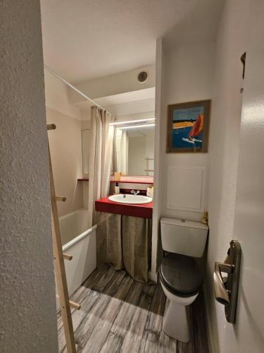 une petite salle de bain avec toilettes et lavabo dans l'établissement La dolce vita, au Cap d'Agde