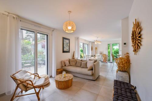 un salon avec un canapé et une table dans l'établissement Majoa - 300m plage - Wifi - Jardin, à Saint-Brévin-les-Pins