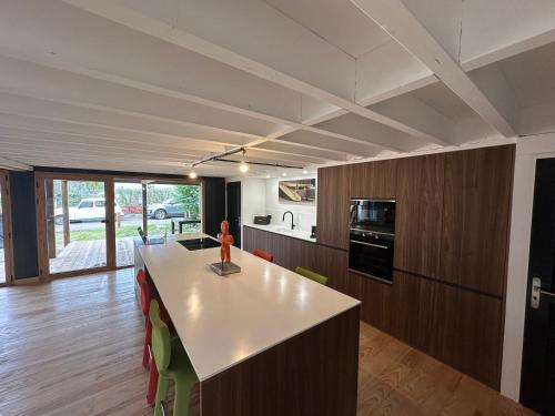 - une cuisine avec un comptoir blanc dans une pièce dans l'établissement Villa carreyre, à Lacanau