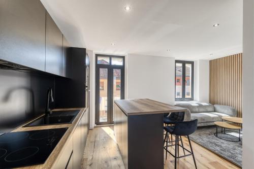 une cuisine avec un évier et un plan de travail dans l'établissement La Lunaria - chambre en colocation, à Collonges-sous-Salève