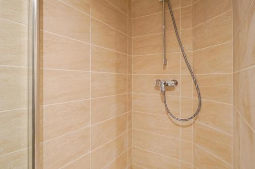 une salle de bain avec une douche avec une porte vitrée dans l'établissement Duplex climatisé - Grands Boulevards, à Paris