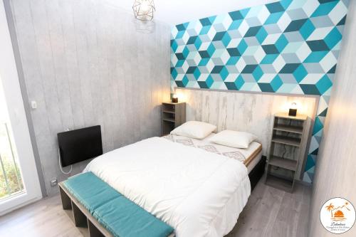 une petite chambre avec un lit et une télévision dans l'établissement Superbe appart cosy au ceur de St Cyprien, à Saint-Cyprien