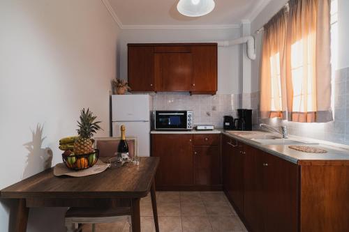Kuchyň nebo kuchyňský kout v ubytování St Nicholas Tsilivi Apts by "elite"