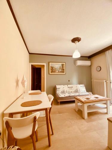 a living room with a table and a bed at Mυρσίνη in Komotini