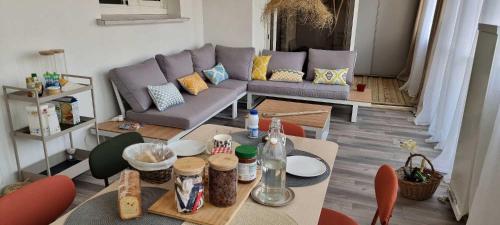 un salon avec un canapé et une table dans l'établissement Chambres d'hôtes - Bed & Breakfast - chez Denis-Jo, à Toulon