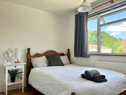 Postel nebo postele na pokoji v ubytování Lopez Home Crawley