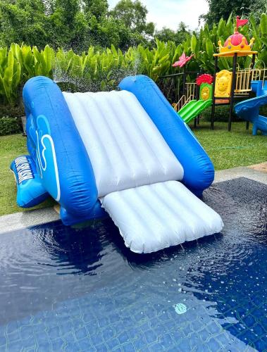 4 BR Jacuzzi Pool Villa with Playground, near Layan, Laguna, Bang Tao beachの敷地内または近くにあるプール