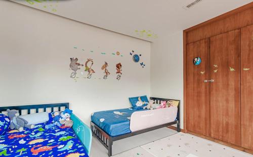 4 BR Jacuzzi Pool Villa with Playground, near Layan, Laguna, Bang Tao beachにあるベッド