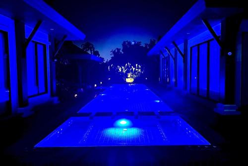 Ban Pak Lakにある4 BR Jacuzzi Pool Villa with Playground, near Layan, Laguna, Bang Tao beachのギャラリーの写真