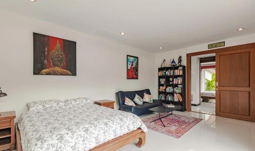 4 BR Jacuzzi Pool Villa with Playground, near Layan, Laguna, Bang Tao beachにあるベッド