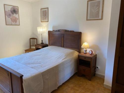 une chambre avec un grand lit et deux tables de nuit dans l'établissement Agnès, à Montagnac